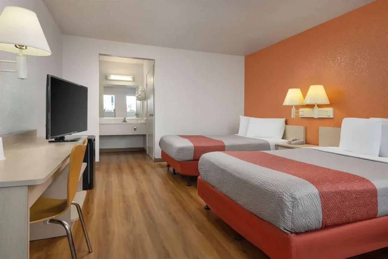 โมเทล 6 บูเอนาพาร์ค - น็อตต์ส เบอร์รี่ฟาร์ม/ดิสนีย์แลนด์ Hotel ภายนอก รูปภาพ