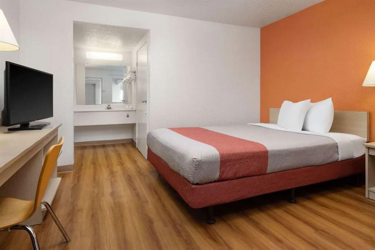 โมเทล 6 บูเอนาพาร์ค - น็อตต์ส เบอร์รี่ฟาร์ม/ดิสนีย์แลนด์ Hotel ภายนอก รูปภาพ