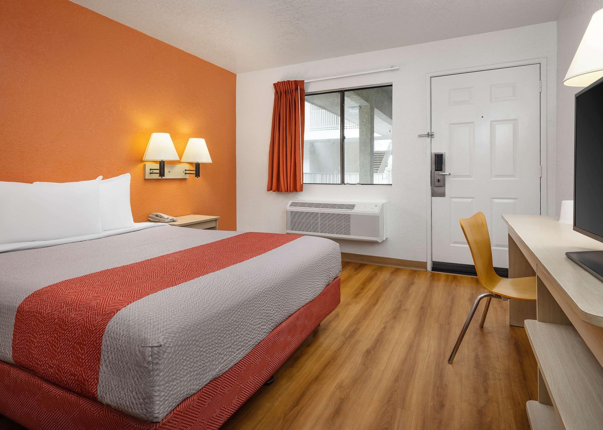 โมเทล 6 บูเอนาพาร์ค - น็อตต์ส เบอร์รี่ฟาร์ม/ดิสนีย์แลนด์ Hotel ภายนอก รูปภาพ