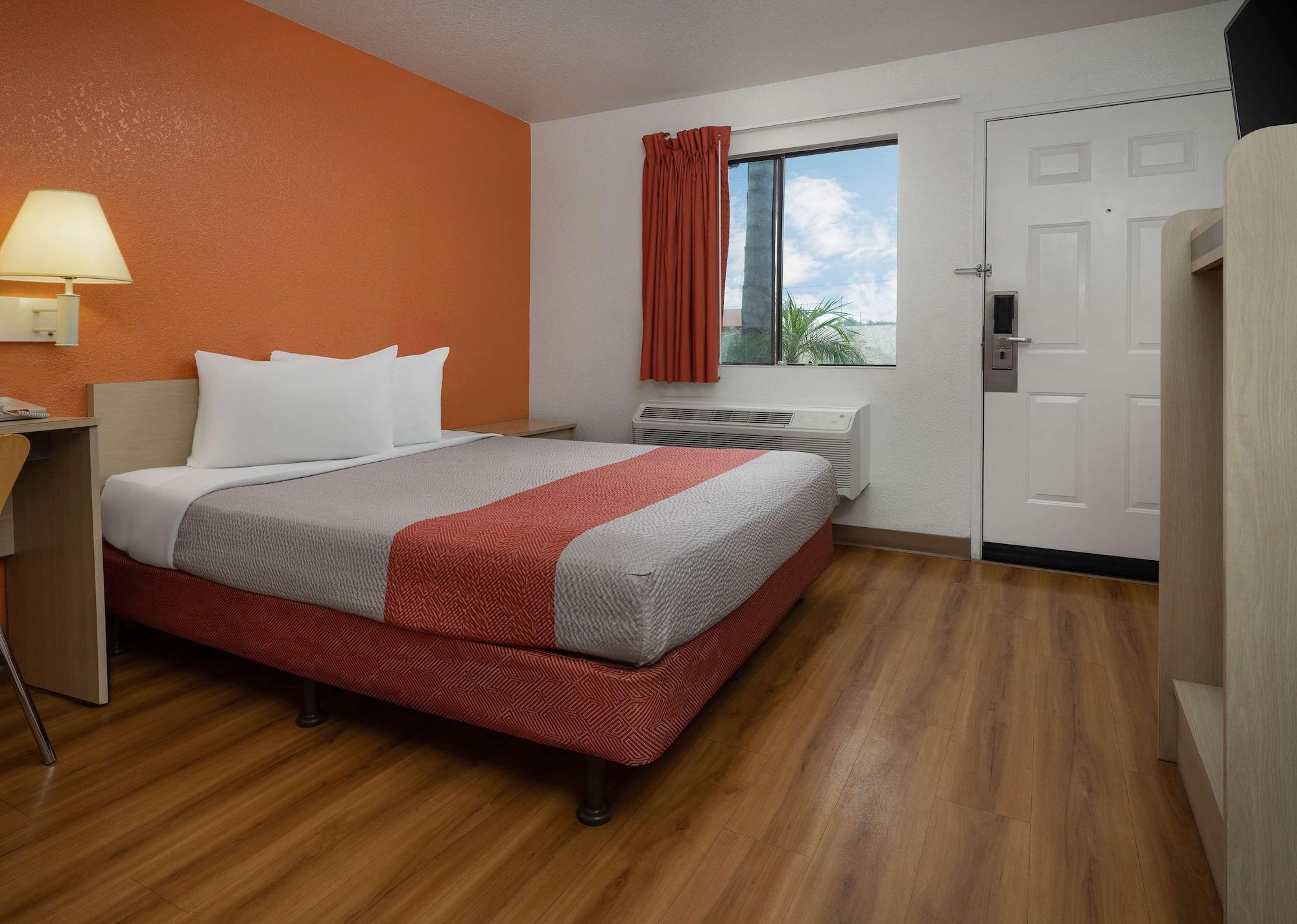 โมเทล 6 บูเอนาพาร์ค - น็อตต์ส เบอร์รี่ฟาร์ม/ดิสนีย์แลนด์ Hotel ภายนอก รูปภาพ