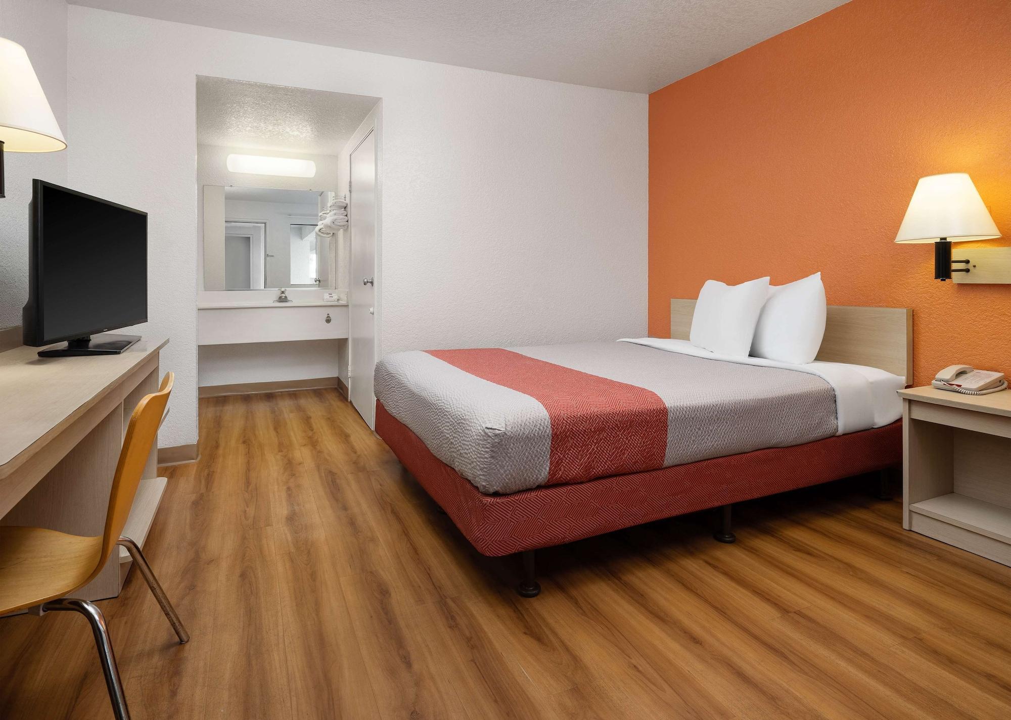 โมเทล 6 บูเอนาพาร์ค - น็อตต์ส เบอร์รี่ฟาร์ม/ดิสนีย์แลนด์ Hotel ภายนอก รูปภาพ