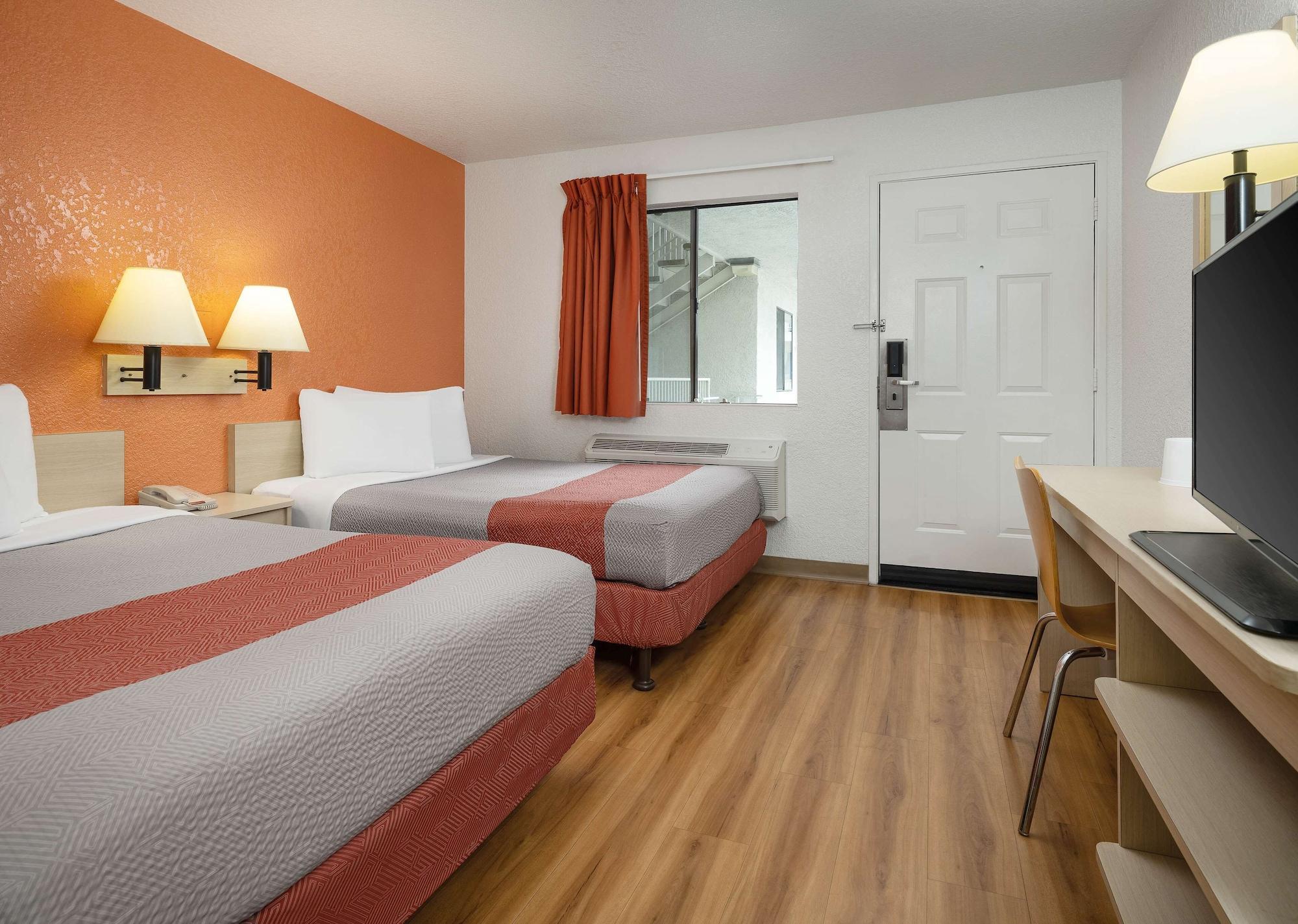 โมเทล 6 บูเอนาพาร์ค - น็อตต์ส เบอร์รี่ฟาร์ม/ดิสนีย์แลนด์ Hotel ภายนอก รูปภาพ