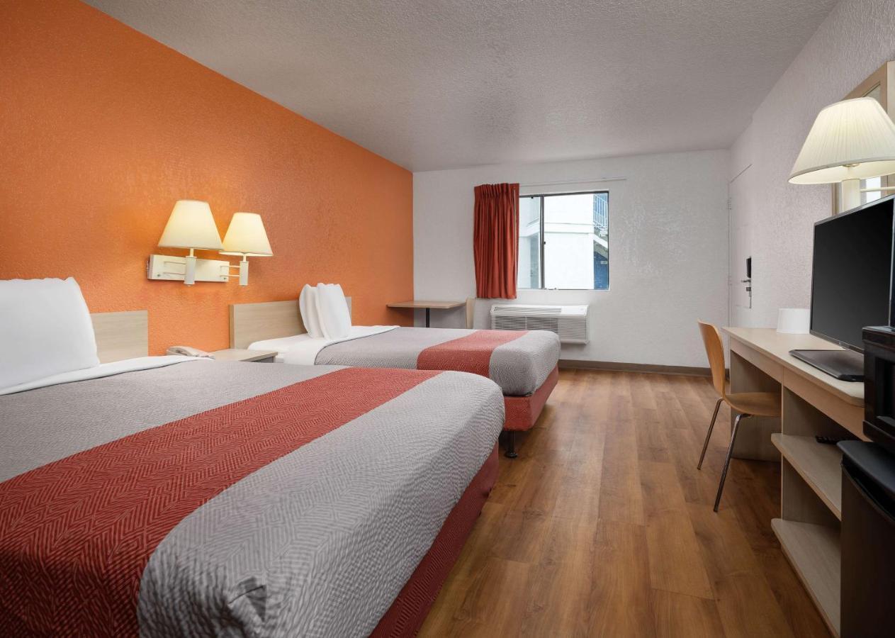 โมเทล 6 บูเอนาพาร์ค - น็อตต์ส เบอร์รี่ฟาร์ม/ดิสนีย์แลนด์ Hotel ภายนอก รูปภาพ