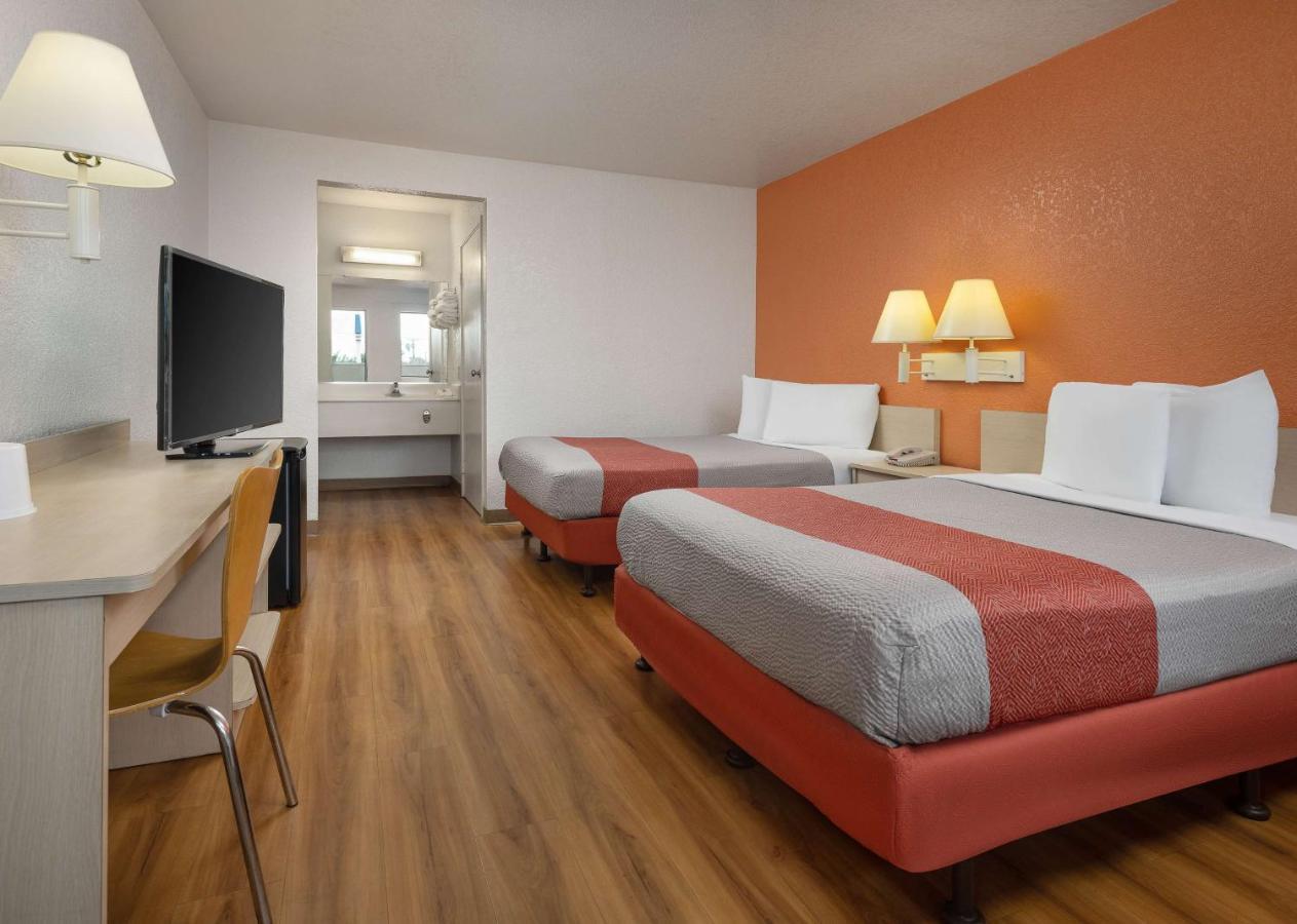 โมเทล 6 บูเอนาพาร์ค - น็อตต์ส เบอร์รี่ฟาร์ม/ดิสนีย์แลนด์ Hotel ภายนอก รูปภาพ