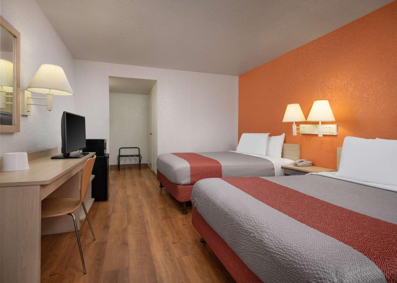 โมเทล 6 บูเอนาพาร์ค - น็อตต์ส เบอร์รี่ฟาร์ม/ดิสนีย์แลนด์ Hotel ภายนอก รูปภาพ