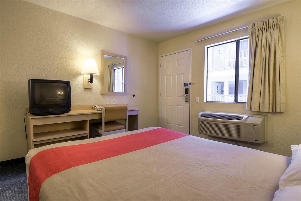โมเทล 6 บูเอนาพาร์ค - น็อตต์ส เบอร์รี่ฟาร์ม/ดิสนีย์แลนด์ Hotel ภายนอก รูปภาพ