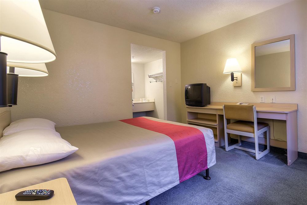 โมเทล 6 บูเอนาพาร์ค - น็อตต์ส เบอร์รี่ฟาร์ม/ดิสนีย์แลนด์ Hotel ภายนอก รูปภาพ