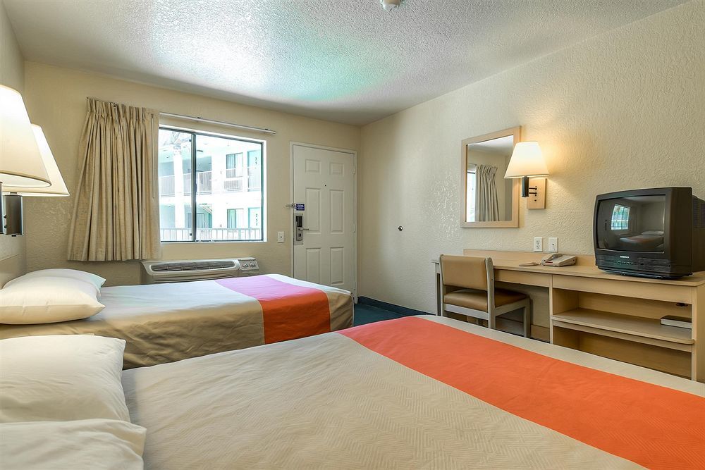 โมเทล 6 บูเอนาพาร์ค - น็อตต์ส เบอร์รี่ฟาร์ม/ดิสนีย์แลนด์ Hotel ภายนอก รูปภาพ