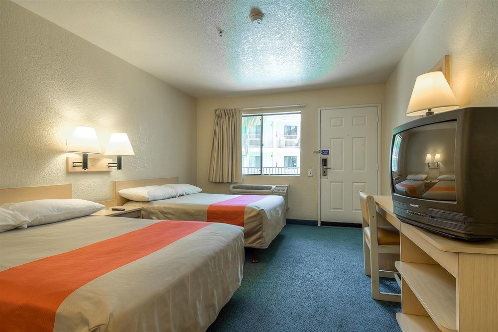 โมเทล 6 บูเอนาพาร์ค - น็อตต์ส เบอร์รี่ฟาร์ม/ดิสนีย์แลนด์ Hotel ภายนอก รูปภาพ