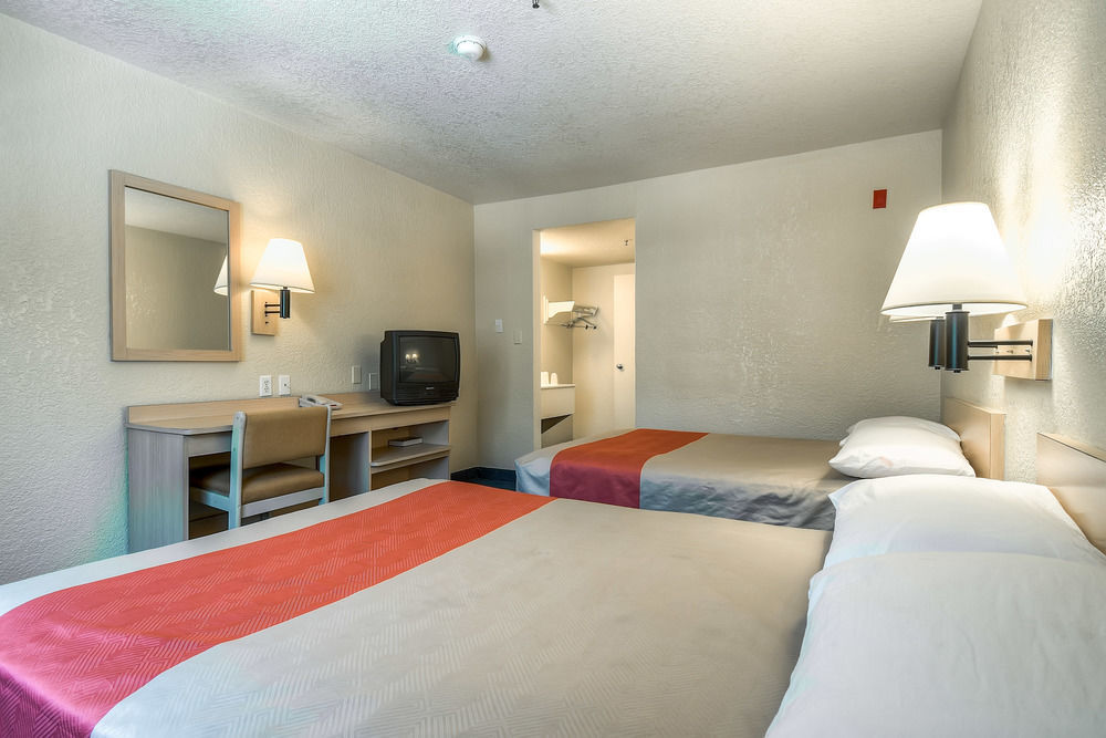 โมเทล 6 บูเอนาพาร์ค - น็อตต์ส เบอร์รี่ฟาร์ม/ดิสนีย์แลนด์ Hotel ภายนอก รูปภาพ