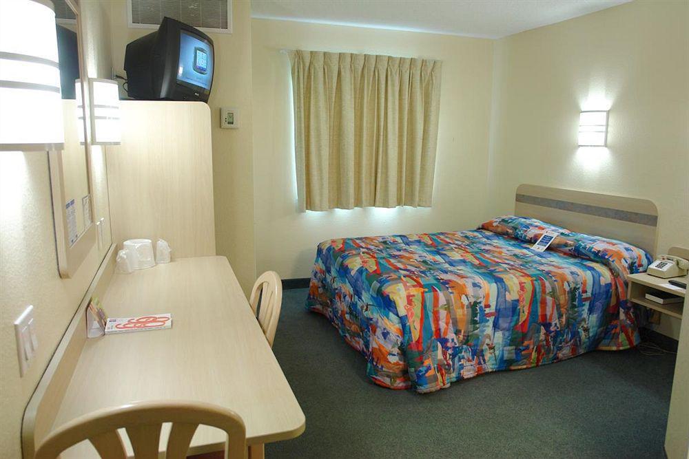 โมเทล 6 บูเอนาพาร์ค - น็อตต์ส เบอร์รี่ฟาร์ม/ดิสนีย์แลนด์ Hotel ภายนอก รูปภาพ